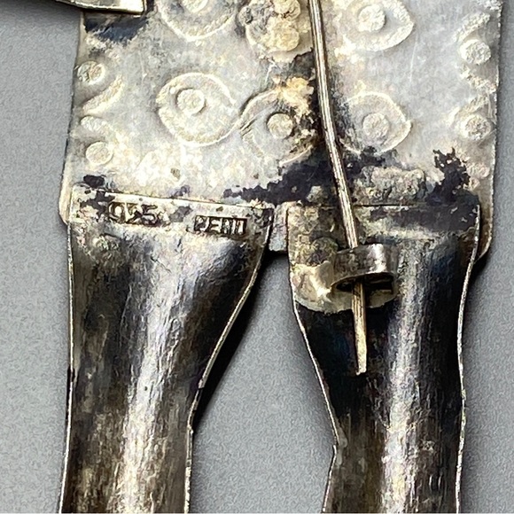 Vintage Sterling Silver Peruvian Brooch Flute Player in Ethnic Dress Stamped 925 - Picture 7 of 16